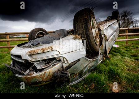 Autounfall. Junge Fahrer umgeworfen. Nicht tödlicher Unfall durch Beschleunigung und Regen verursacht. Unerfahrene Fahrer/ländlichen Kriminalität/Gestohlenes Auto/rtc. Großbritannien Stockfoto