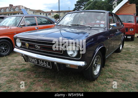 Ein Morris Marina Coupé TC bis auf Anzeige an der Riviera Classic Car Show, Torquay, Devon, England geparkt. UK. Stockfoto