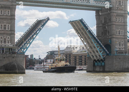 London, Großbritannien. 29. Juli 2019. Tower Bridge anheben, damit ein Schiff an einem warmen sonnigen Tag in London Credit: Amer ghazzal/Alamy leben Nachrichten Stockfoto