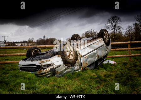 Autounfall. Junge Fahrer umgeworfen. Nicht tödlicher Unfall durch Beschleunigung und Regen verursacht. Unerfahrene Fahrer/ländlichen Kriminalität/Gestohlenes Auto/rtc. Großbritannien Stockfoto