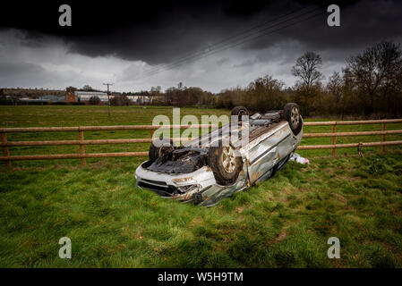 Autounfall. Junge Fahrer umgeworfen. Nicht tödlicher Unfall durch Beschleunigung und Regen verursacht. Unerfahrene Fahrer/ländlichen Kriminalität/Gestohlenes Auto/rtc. Großbritannien Stockfoto