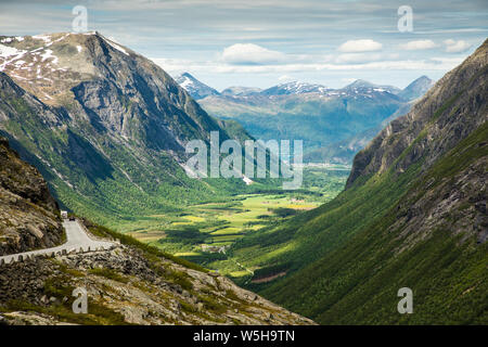 Trollstigen oder Trolle Weg ist Serpentine Mountain Road in Rauma, Gemeinde in Norwegen Stockfoto