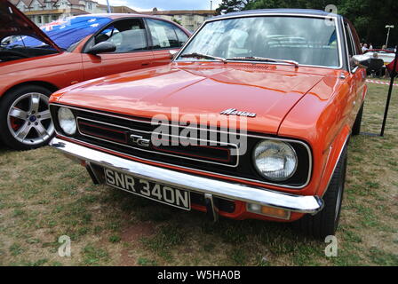 Ein Morris Marina Coupé TC bis auf Anzeige an der Riviera Classic Car Show, Torquay, Devon, England geparkt. UK. Stockfoto