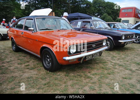 Ein Morris Marina Coupé TC bis auf Anzeige an der Riviera Classic Car Show, Torquay, Devon, England geparkt. UK. Stockfoto