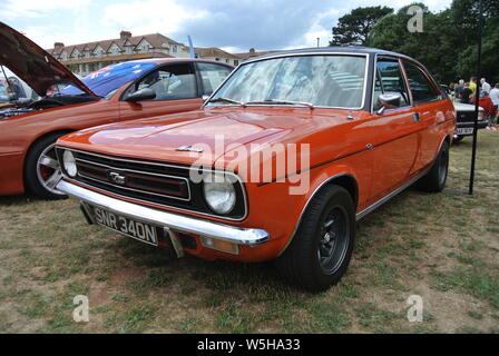 Ein Morris Marina Coupé TC bis auf Anzeige an der Riviera Classic Car Show, Torquay, Devon, England geparkt. UK. Stockfoto