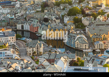 Aus der Vogelperspektive von Alesund Hafenstadt an der Westküste von Norwegen, am Eingang zu den Geirangerfjord. Reisen Konzept Hintergrund. Stockfoto