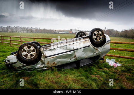 Autounfall. Junge Fahrer umgeworfen. Nicht tödlicher Unfall durch Beschleunigung und Regen verursacht. Unerfahrene Fahrer/ländlichen Kriminalität/Gestohlenes Auto/rtc. Großbritannien Stockfoto