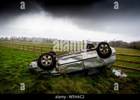 Autounfall. Junge Fahrer umgeworfen. Nicht tödlicher Unfall durch Beschleunigung und Regen verursacht. Unerfahrene Fahrer/ländlichen Kriminalität/Gestohlenes Auto/rtc. Großbritannien Stockfoto