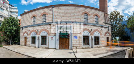 Panoramablick auf Ebul Fadil Mehmet Efendi, die von Sir Ebul Fadil Mehmet 1554 an Tophane, Beyoglu, Istanbul, Türkei. vom 25. Juli 2019 gebaut wurde Stockfoto