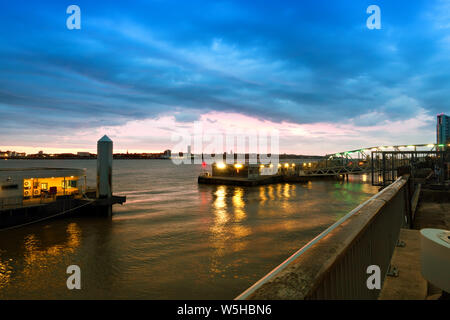 Mersey Fähre schwimmende Anlegestelle an der Pier Head Liverpool UK in der Dämmerung Stockfoto