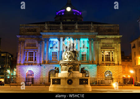 Die Nelson Denkmal mit Liverpool Rathaus beleuchtet in lgbtq Farben vor Stolz in Liverpool 2019 Wochenende die Rekordzahlen angezogen. Stockfoto
