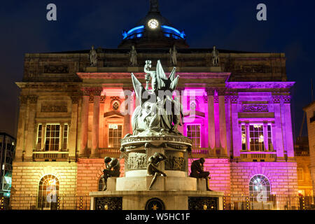 Die Nelson Denkmal mit Liverpool Rathaus beleuchtet in lgbtq Farben vor Stolz in Liverpool 2019 Wochenende die Rekordzahlen angezogen. Stockfoto