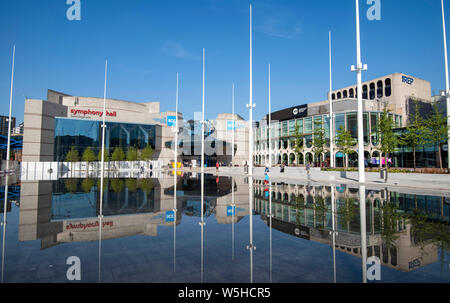 Reflexionen in den Wasserlauf am Centenary Square in Birmingham, West Midlands, Großbritannien Stockfoto