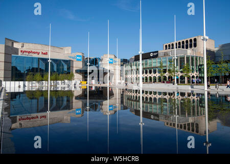 Reflexionen in den Wasserlauf am Centenary Square in Birmingham, West Midlands, Großbritannien Stockfoto