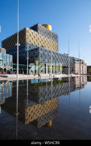 Reflexionen in den Wasserlauf am Centenary Square in Birmingham, West Midlands, Großbritannien Stockfoto