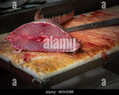 Der Schwanz Abschnitt einer Thunfisch liegen auf einer Platte auf der fischhändler am lokalen Markt Abschaltdruck Stockfoto