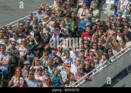 London, Großbritannien. 29. Juli 2019. Touristen auf einem oben offenen Schiff genießen Sie den Sonnenschein auf warmen sonnigen Tag in London Credit: Amer ghazzal/Alamy leben Nachrichten Stockfoto