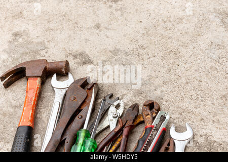 Vielen carftsman Tools, die auf dem Zementboden platziert sind. Stockfoto