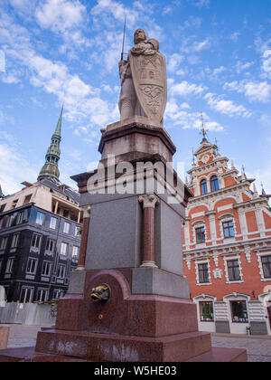 Statue des Roland vor dem Schwarzhäupterhaus im Rathaus statt, Riga, Lettland, Baltikum, EU. Stockfoto