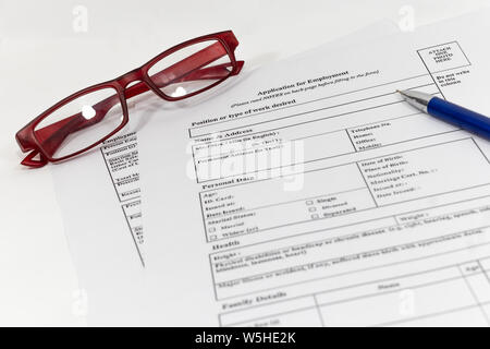 Stift und Gläser auf dem Bewerbung Dokument platziert, Antragsformular Konzept. Stockfoto