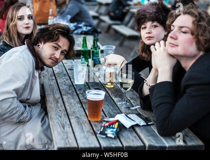 Conor collingwood Jaimie, tamsin und Millie von der Band Paare Stockfoto