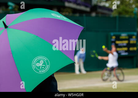 Generische Atmosphäre eines Wimbledon Sonnenschirm und einen Rollstuhl Tennis Match an den Meisterschaften, Wimbledon 2019 Stockfoto