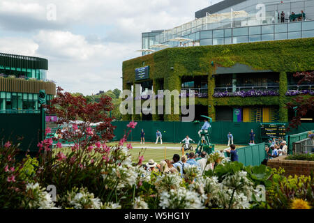 Generische Atmosphäre eines Rollstuhl Tennis Match mit Centre Court hinter an den Meisterschaften, Wimbledon 2019 Stockfoto