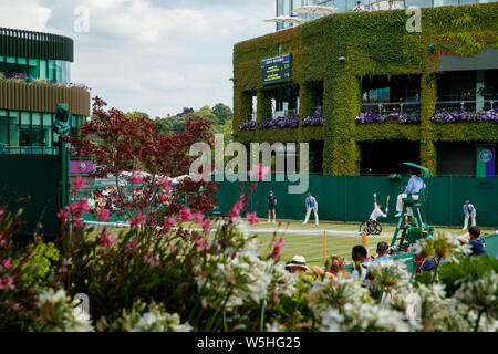 Generische Atmosphäre eines Rollstuhl Tennis Match mit Centre Court hinter an den Meisterschaften, Wimbledon 2019 Stockfoto