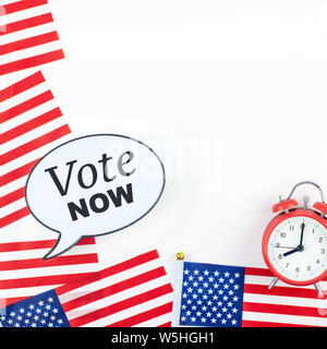 Kreative, oben flach der amerikanischen Flaggen für Wahlen Memorial Day 4. Juli oder Tag der Arbeit mit Bubble lightbox Kopie Raum weißen Hintergrund min. Stockfoto