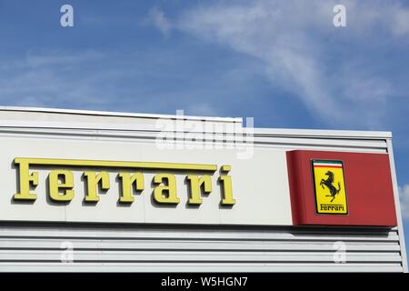 Lyon, Frankreich - 25. September 2015: Ferrari Logo auf einer Fassade von einem Händler. Ferrari ist eine italienische Luxus Sportwagen Hersteller Stockfoto