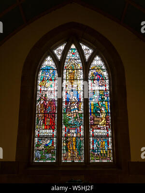 Religiöses Buntglasfenster, das das Leben von König David von Douglas Strachan, Humbie Parish Church, East Lothian, Schottland, Großbritannien, darstellt Stockfoto