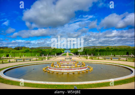 Versailles, Frankreich - 24 April 2019: Brunnen der Latona im Garten von Schloss Versailles an einem sonnigen Tag ausserhalb von Paris, Frankreich. Stockfoto