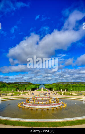 Versailles, Frankreich - 24 April 2019: Brunnen der Latona im Garten von Schloss Versailles an einem sonnigen Tag ausserhalb von Paris, Frankreich. Stockfoto