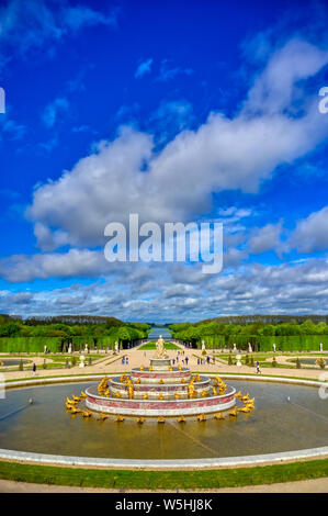 Versailles, Frankreich - 24 April 2019: Brunnen der Latona im Garten von Schloss Versailles an einem sonnigen Tag ausserhalb von Paris, Frankreich. Stockfoto