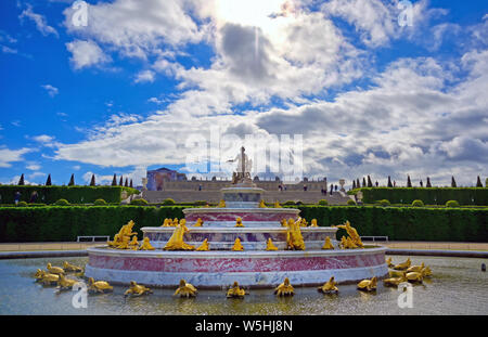 Versailles, Frankreich - 24 April 2019: Brunnen der Latona im Garten von Schloss Versailles an einem sonnigen Tag ausserhalb von Paris, Frankreich. Stockfoto