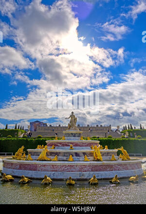 Versailles, Frankreich - 24 April 2019: Brunnen der Latona im Garten von Schloss Versailles an einem sonnigen Tag ausserhalb von Paris, Frankreich. Stockfoto