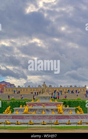 Versailles, Frankreich - 24 April 2019: Brunnen der Latona im Garten von Schloss Versailles an einem sonnigen Tag ausserhalb von Paris, Frankreich. Stockfoto