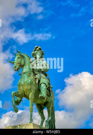 Versailles, Frankreich - 24 April 2019: Louis XIV Statue direkt vor den Toren von Versailles an einem sonnigen Tag ausserhalb von Paris, Frankreich. Stockfoto