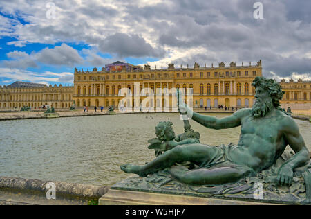 Versailles, Frankreich - 24 April 2019: Die Statuen und Brunnen in und rund um den Garten von Versailles an einem sonnigen Tag ausserhalb von Paris, Frankreich. Stockfoto