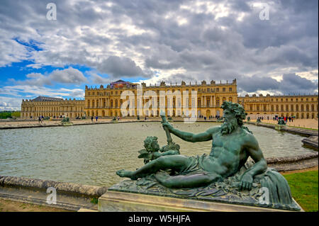 Versailles, Frankreich - 24 April 2019: Die Statuen und Brunnen in und rund um den Garten von Versailles an einem sonnigen Tag ausserhalb von Paris, Frankreich. Stockfoto