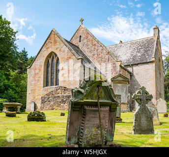 Humbie Parish Church, East Lothian, Schottland, Großbritannien am sonnigen Sommertag mit alten Grabsteinen auf dem Friedhof Stockfoto