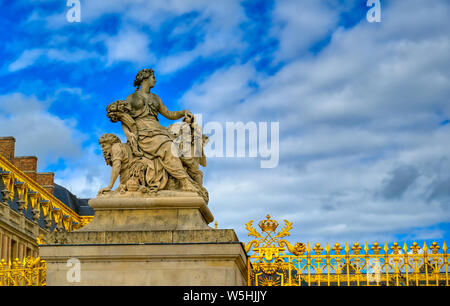 Versailles, Frankreich - 24 April 2019: Die Statuen und Brunnen in und rund um den Garten von Versailles an einem sonnigen Tag ausserhalb von Paris, Frankreich. Stockfoto