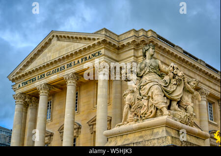 Versailles, Frankreich - 24 April 2019: Die Statuen und Brunnen in und rund um den Garten von Versailles an einem sonnigen Tag ausserhalb von Paris, Frankreich. Stockfoto