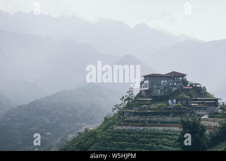 Sapa, Vietnam - Mai 2019: Reisterrassen von Sa Pa mit Haus auf dem Hügel bei Sonnenuntergang in Lao Cai Provinz. Stockfoto