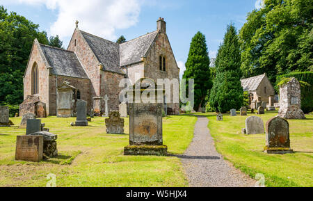 Humbie Parish Church, East Lothian, Schottland, Großbritannien am sonnigen Sommertag mit alten Grabsteinen auf dem Friedhof Stockfoto