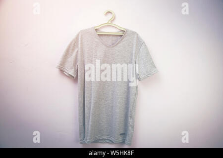Man T-Shirt in Weiß Hintergrund Stockfoto