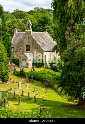 Humbie Parish Church, East Lothian, Schottland, Großbritannien am sonnigen Sommertag mit alten Grabsteinen auf dem Friedhof Stockfoto