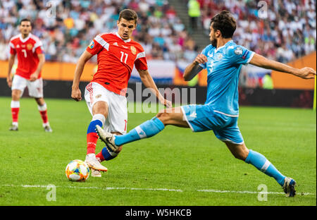 Knittelfeld, Russland - Juni 8, 2019. Russland Nationalmannschaft Mittelfeldspieler Roman Zobnin gegen San Marino Nationalmannschaft Mittelfeldspieler Mirko Palazzi während der UEFA EURO Stockfoto