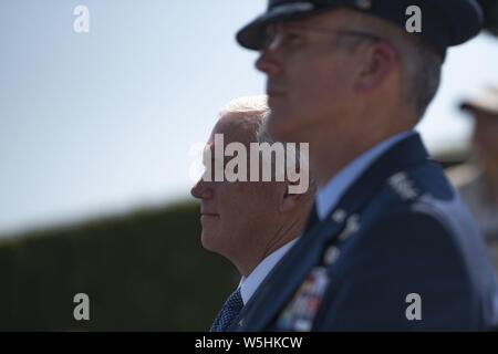 Vice President Mike Pence und Stellvertretende Vorsitzende des Generalstabs der Luftwaffe General Paul J. Wolkenstein sind Gesehen während eines vollen Ehren Zeremonie für Verteidigungsminister Dr. Mark T. Esper, im Pentagon, Washington, D.C. Juli 25, 2019, 25. Juli 2019 Willkommen. (DoD Foto von Lisa Ferdinando). () Stockfoto