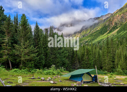 Wandern. Ein Zelt ist in der Nähe von Mountain Wald. Aktivitäten im Freien. Ostsibirien Stockfoto